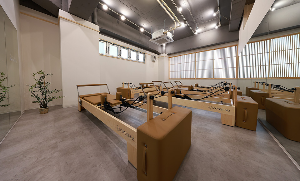 Pilates KASANE 松戸店のスタジオ内設備と雰囲気